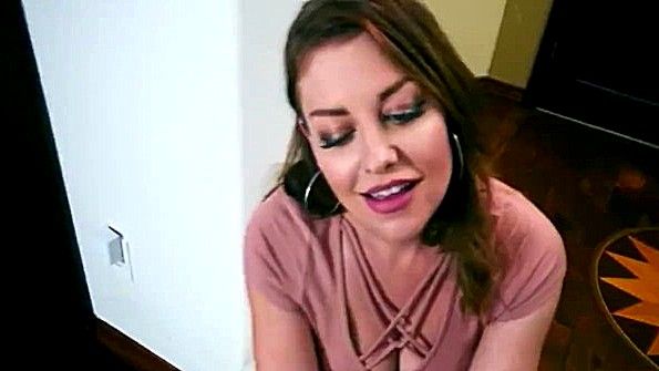 Очаровательная дама в чулках медленно мастурбирует