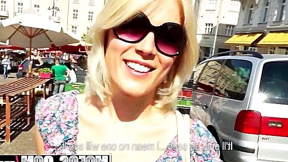 Белая девушка занимается сексом с чернокожей женщиной в откровенной манере