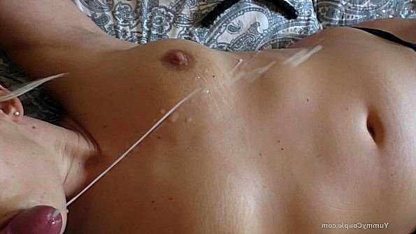 Девушка с татуировками занимается сексом с двумя мужчинами