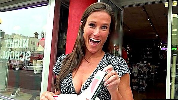 Девушка мастурбирует на пляже