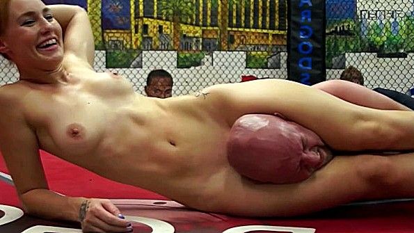 Блондинка кричит от страстного секса с чернокожим парнем