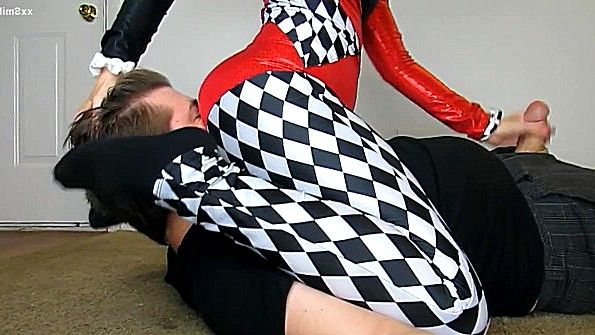 Мать надевает презерватив на член сына и делает ему минет