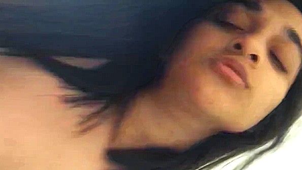 Чернокожую шлюху жёстко трахают в позе «собачка»