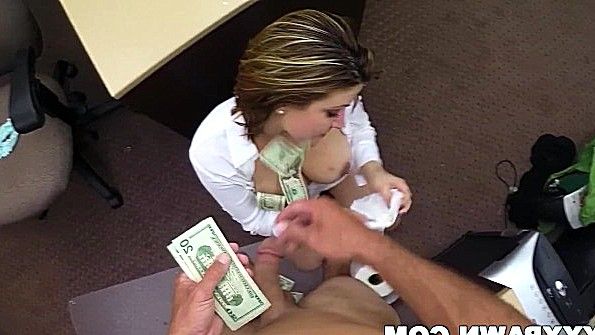 Девушка вытащила фаллоимитатор и начала заниматься анальным сексом