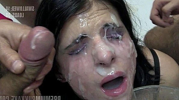 Она лежит в постели и использует вибратор на своей вагине