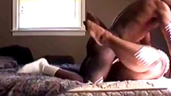 Рыжеволосая девушка занимается сексом, пока муж в отъезде