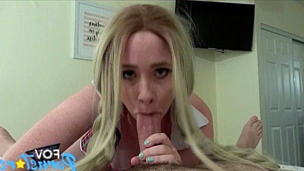 Она делает минет и мастурбирует