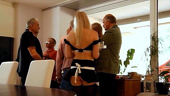 Девушка в чулках вставляет дилдо себе во влагалище онлайн