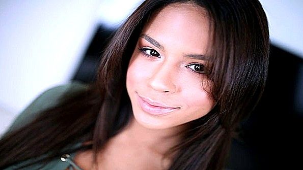 Колумбийская кокетка трахается в постели