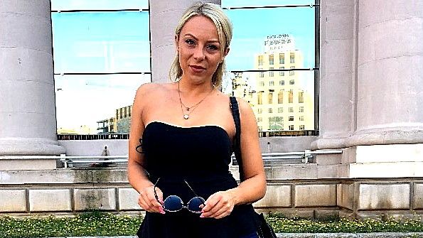 Блондинку жёстко трахают в задницу