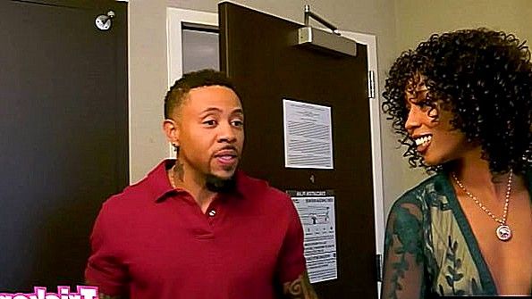 Татуированная красотка занимается сексом в двух позах