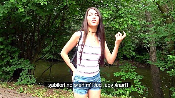 Она делает минет под столом и соблазняет мужчин