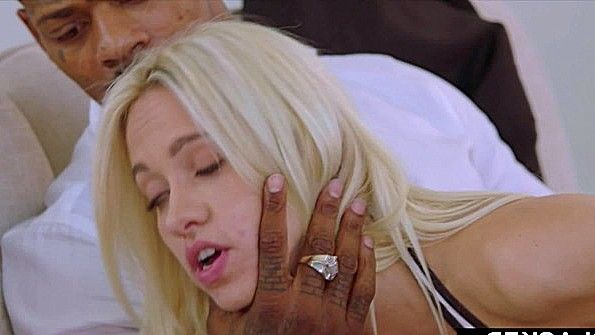 Сексуальная чернокожая женщина в чулках удивила парня развратом