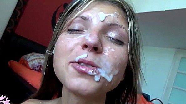 Блондинка с большой грудью мастурбирует на камеру