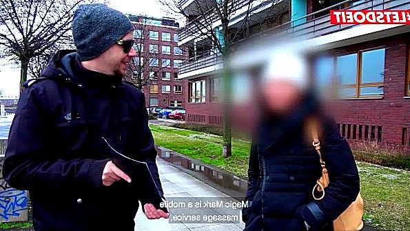 Чернокожие парни грубо трахают бритые вагины