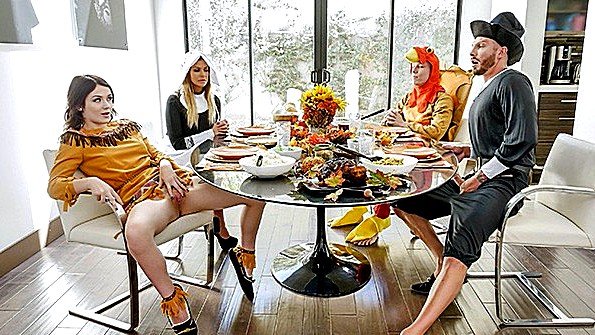 Мать с восхищением катается на члене сына