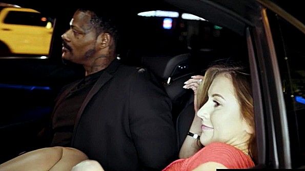 Пышногрудая азиатка занимается сексом с мужчиной