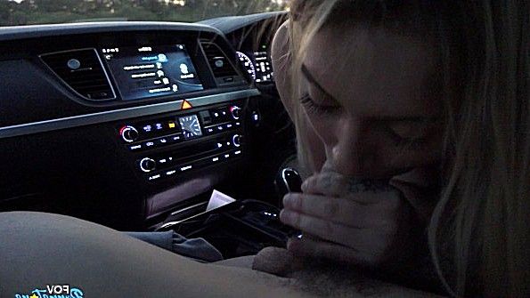 Пышногрудая любительница принимает горячую ванну