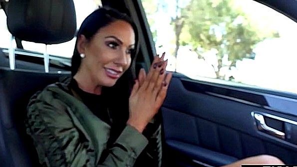 Худенькая мулатка обслуживает мужской член