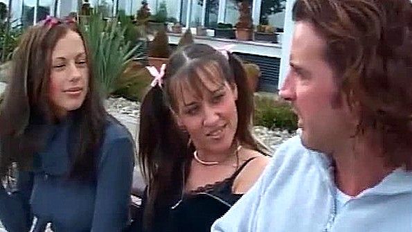 Молодая азиатка нежно прикасается пальцами к своей вагине