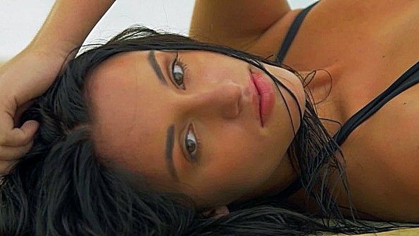 Девушка исполнила стриптиз возле окна