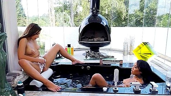 Подруги помогают пышногрудой блондинке в жарком сексе