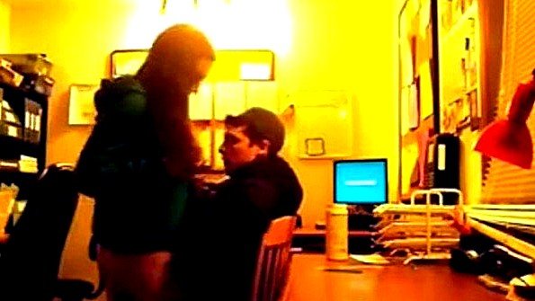 Парень напугал девушку своим огромным членом и изнасиловал её