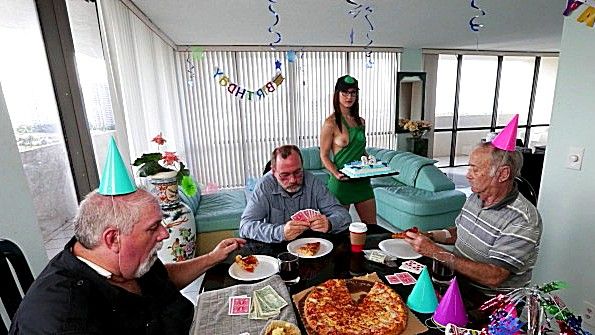 Чернокожий парень трахнул девушку в очках в задницу