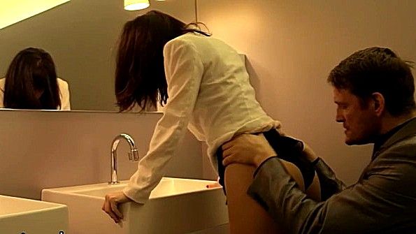 Зрелая женщина в чулках виляет голой попой перед камерой