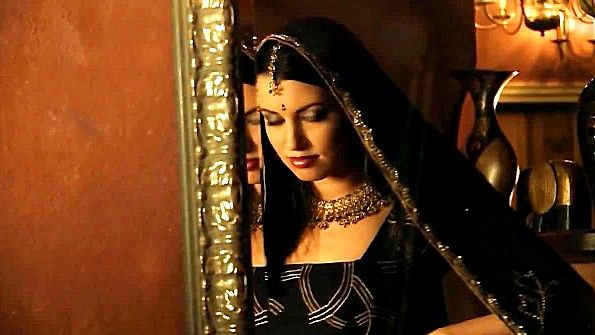 Азиатская женщина мастурбирует перед камерой