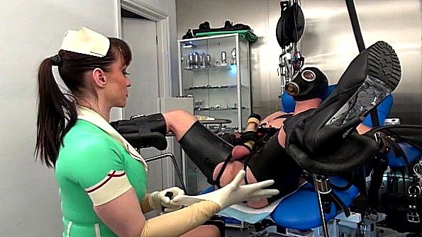 Жесткий лесбийский секс в постели