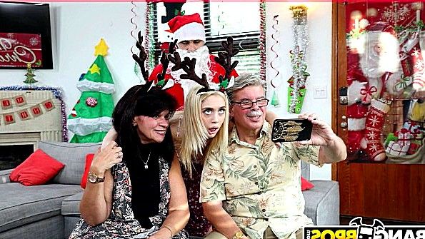 Пышногрудая шлюха подвергается грязному изнасилованию со стороны чернокожих парней