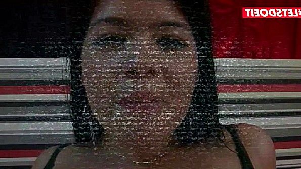 Чернокожий мужчина занимается сексом с блондинкой после того, как она мастурбирует