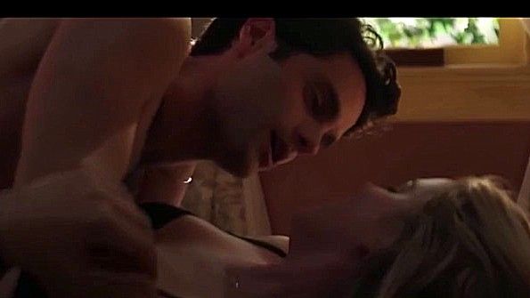 Он спустил трусики и начал заниматься сексом