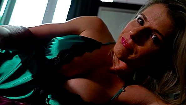 Зрелая женщина делает минет и жестко скачет