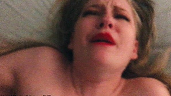 Она закинула ноги за голову и открыла анус для члена