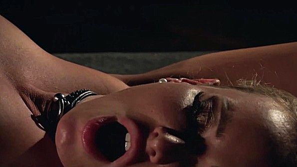 Азиатская женщина занимается грубым сексом со своим любовником