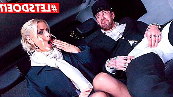 Она будет играть со своей вагиной пальцами и кончит от страсти