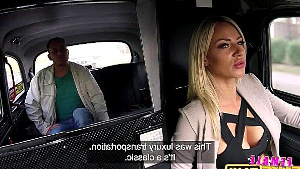 Пышногрудая женщина в нижнем белье и чулках занимается сексом с мужчиной