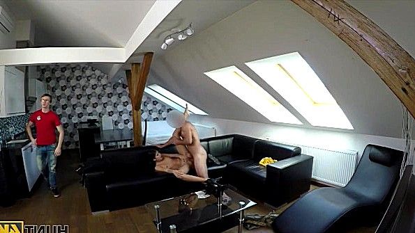 Разросшаяся вагина, ласкаемая пальцами