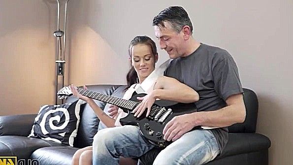 Она села ему на лицо и наслаждалась тем, как он ее лизал