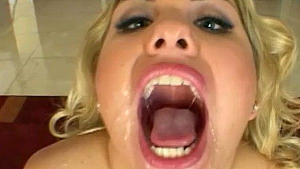 Молодая блондинка делает потрясающий минет