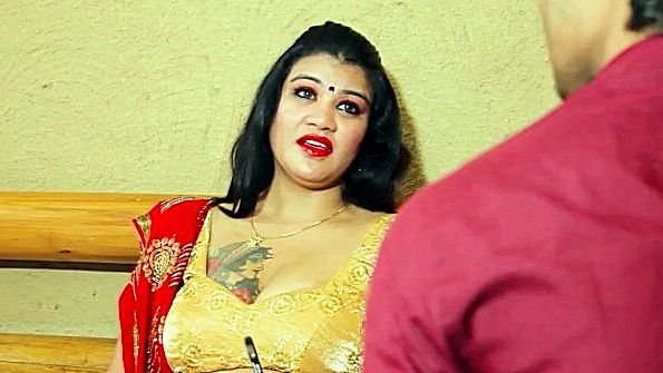 Чернокожий мужчина занимается сексом с женой другого мужчины в позе «собачка» на глазах у её мужа