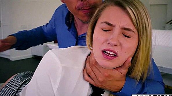 Я зашёл в туалет к симпатичной девушке и сделал ей отличный минет