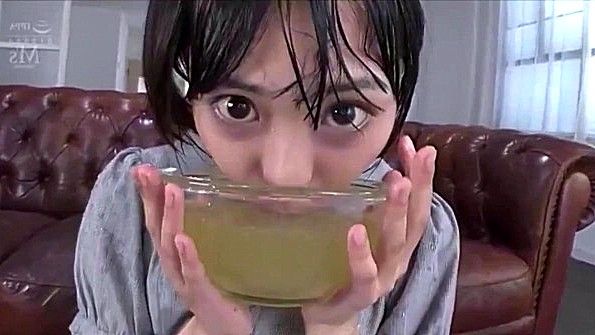 Пышногрудая кокетка в трусиках мастурбирует