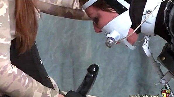 Сучка на столе жадно отдаётся мужику