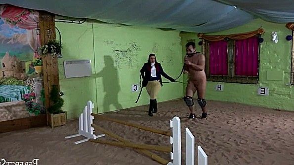 Рыжеволосая женщина плавает и обнажается под водой