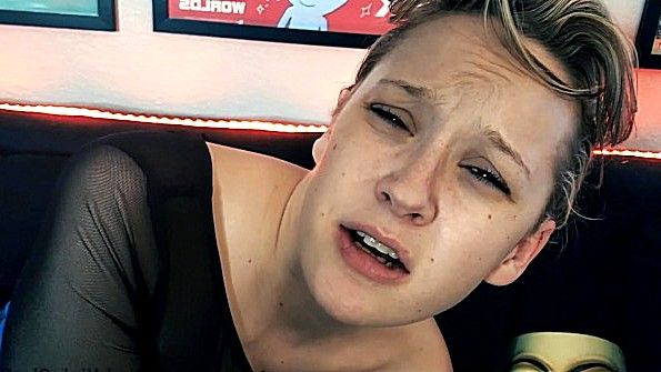 Сын снимает с матери халат; страстный секс