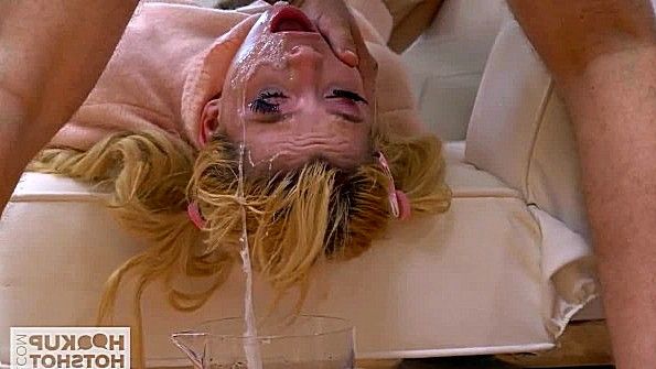 Девушка показывает грудь и вагину в интернете