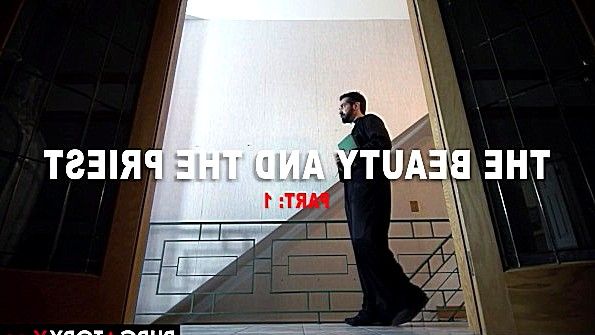 Демонстрирует свои прелести своему парню на улице